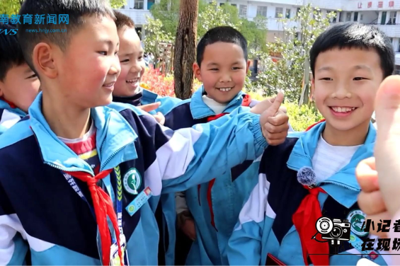 【沅陵站】凤鸣学校学生拾金不昧，警察颁发凯发k8官网登录vip的荣誉证书（小记者 文智鹏 指导教师 石艳 ）
